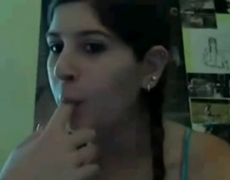 Milena se exibindo na webcam