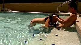 Morena gostosa mamando o novinho na piscina
